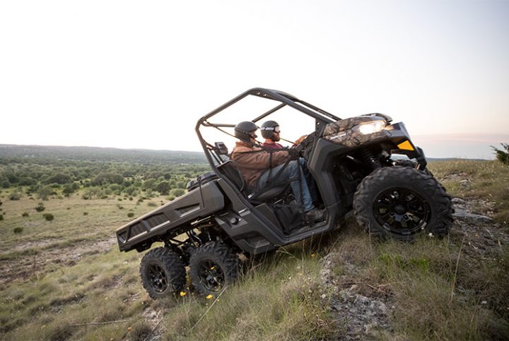 La nouvelle révolution hors-route est là : découvrez le côte-à-côte Defender 6×6 DPS de Can-Am